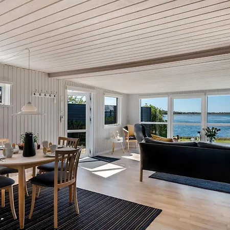 Stilla - 150m From The Sea By Interhome